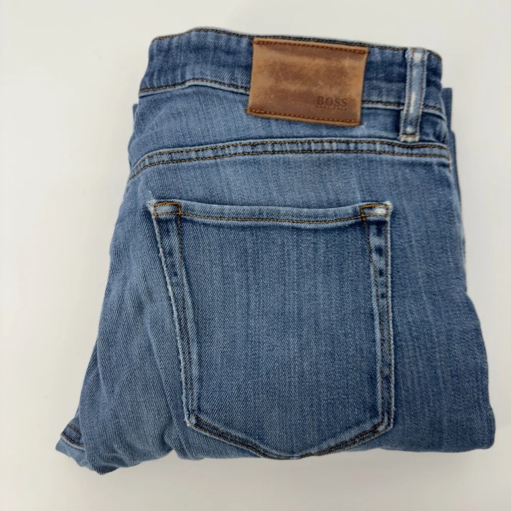 BOSS Hugo Boss Maine Mens 33x32 * Distressed Blue Stretch Denim Straight Jeans